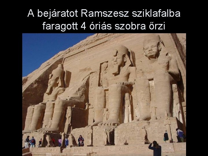 A bejáratot Ramszesz sziklafalba faragott 4 óriás szobra őrzi 