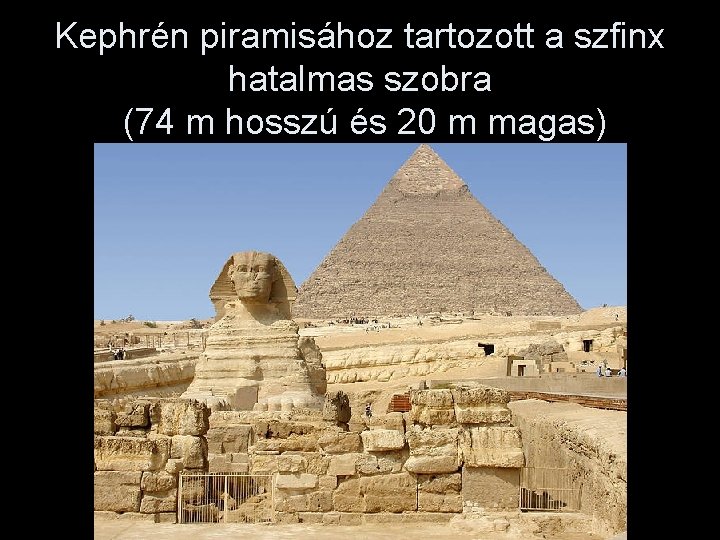 Kephrén piramisához tartozott a szfinx hatalmas szobra (74 m hosszú és 20 m magas)
