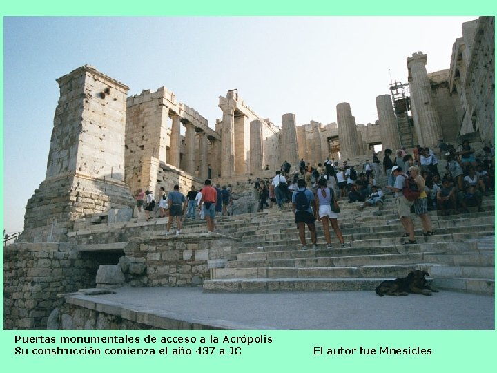 Puertas monumentales de acceso a la Acrópolis Su construcción comienza el año 437 a