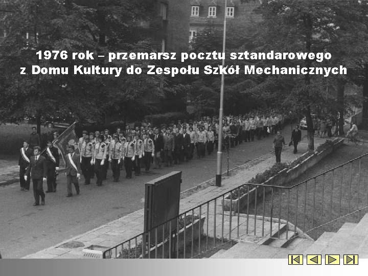 1976 rok – przemarsz pocztu sztandarowego z Domu Kultury do Zespołu Szkół Mechanicznych 