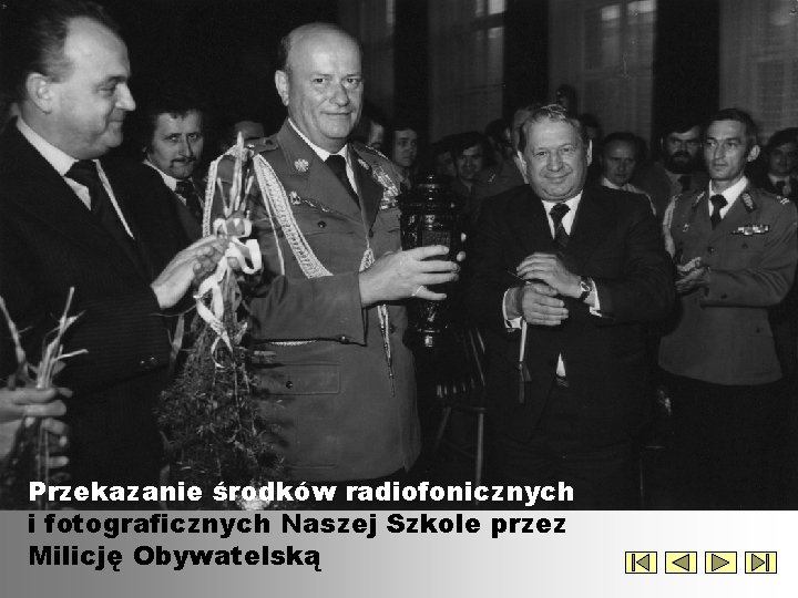 Przekazanie środków radiofonicznych i fotograficznych Naszej Szkole przez Milicję Obywatelską 