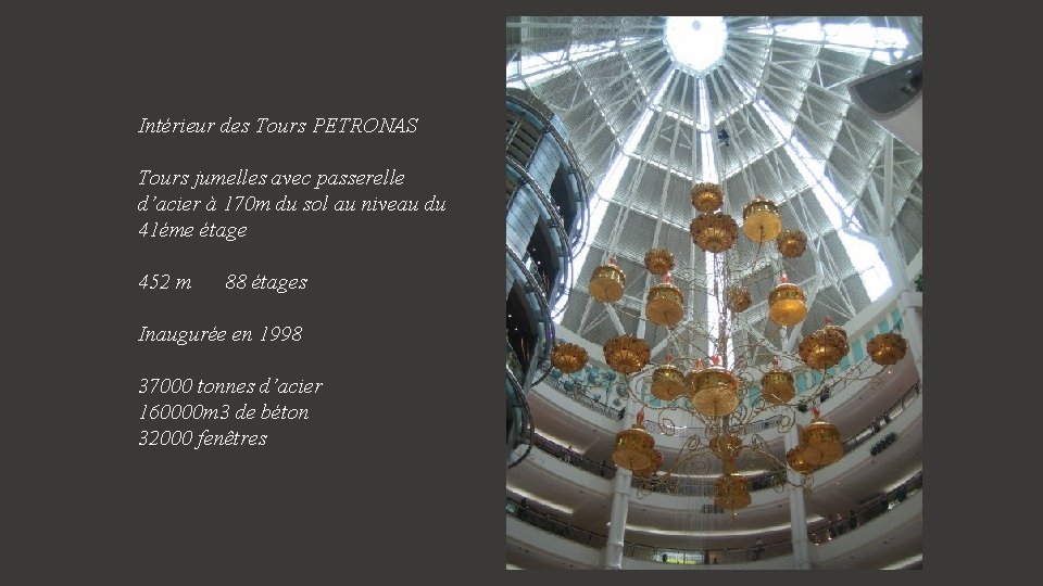 Intérieur des Tours PETRONAS Tours jumelles avec passerelle d’acier à 170 m du sol