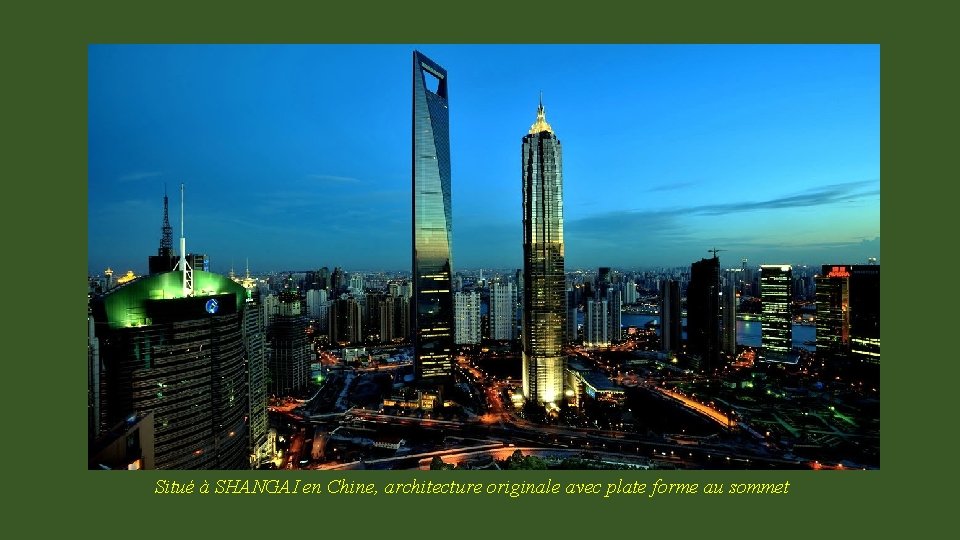 Situé à SHANGAI en Chine, architecture originale avec plate forme au sommet 