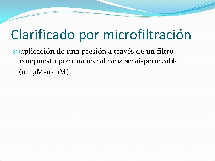 Clarificado por microfiltración aplicación de una presión a través de un filtro compuesto por