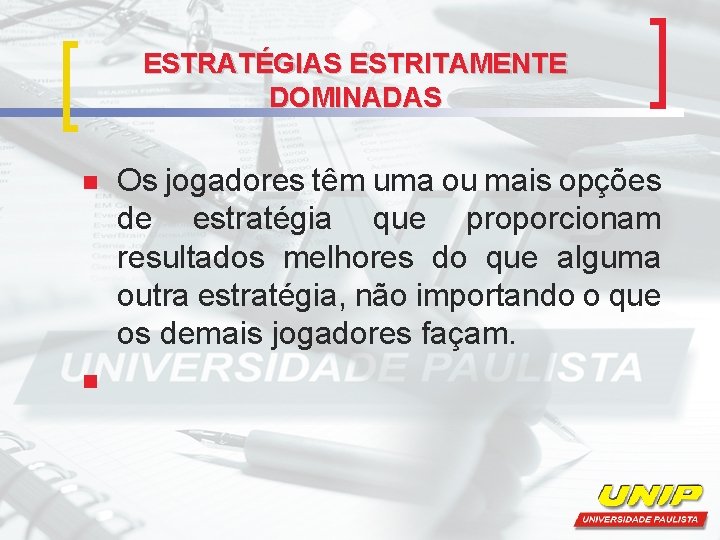 ESTRATÉGIAS ESTRITAMENTE DOMINADAS n n Os jogadores têm uma ou mais opções de estratégia