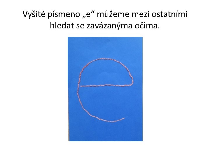 Vyšité písmeno „e“ můžeme mezi ostatními hledat se zavázanýma očima. 