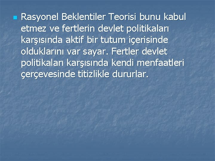 n Rasyonel Beklentiler Teorisi bunu kabul etmez ve fertlerin devlet politikaları karşısında aktif bir
