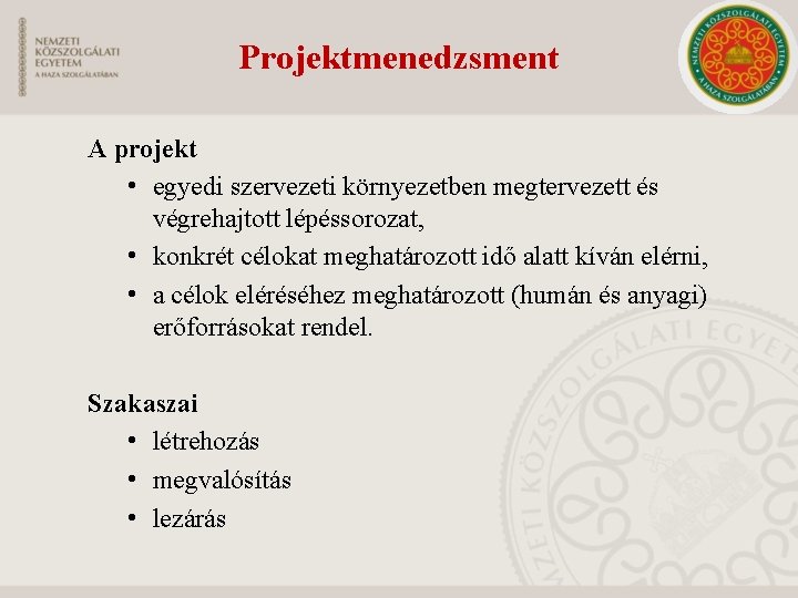 Projektmenedzsment A projekt • egyedi szervezeti környezetben megtervezett és végrehajtott lépéssorozat, • konkrét célokat