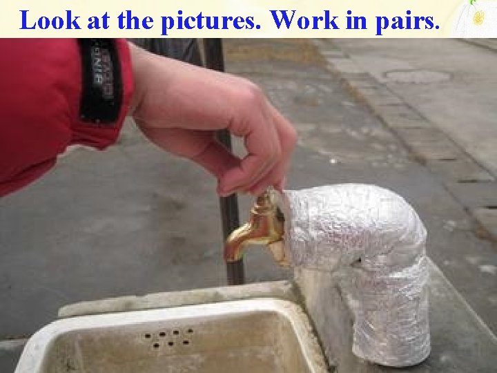 Look at the pictures. Work in pairs. . 