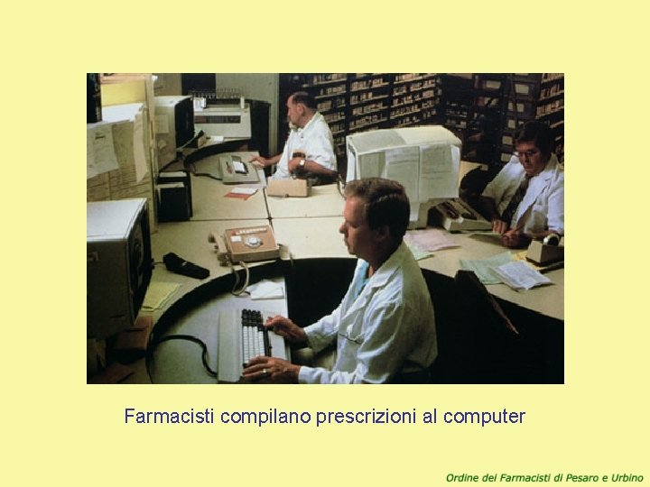 Farmacisti compilano prescrizioni al computer 