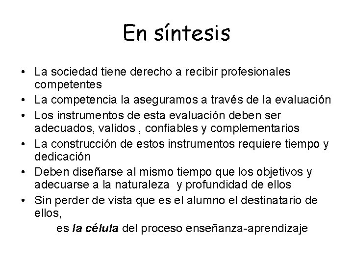 En síntesis • La sociedad tiene derecho a recibir profesionales competentes • La competencia En síntesis • La sociedad tiene derecho a recibir profesionales competentes • La competencia