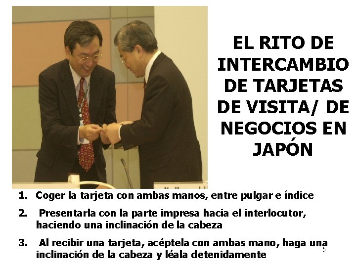 EL RITO DE INTERCAMBIO DE TARJETAS DE VISITA/ DE NEGOCIOS EN JAPÓN 1. Coger