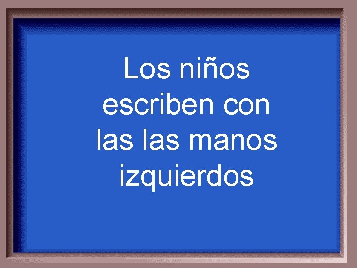 Los niños escriben con las manos izquierdos 