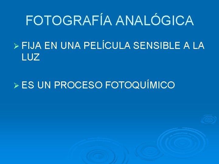 FOTOGRAFÍA ANALÓGICA Ø FIJA EN UNA PELÍCULA SENSIBLE A LA LUZ Ø ES UN