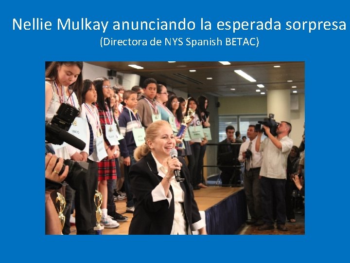 Nellie Mulkay anunciando la esperada sorpresa (Directora de NYS Spanish BETAC) 