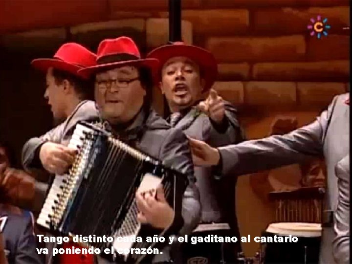 Tango distinto cada año y el gaditano al cantarlo va poniendo el corazón. 