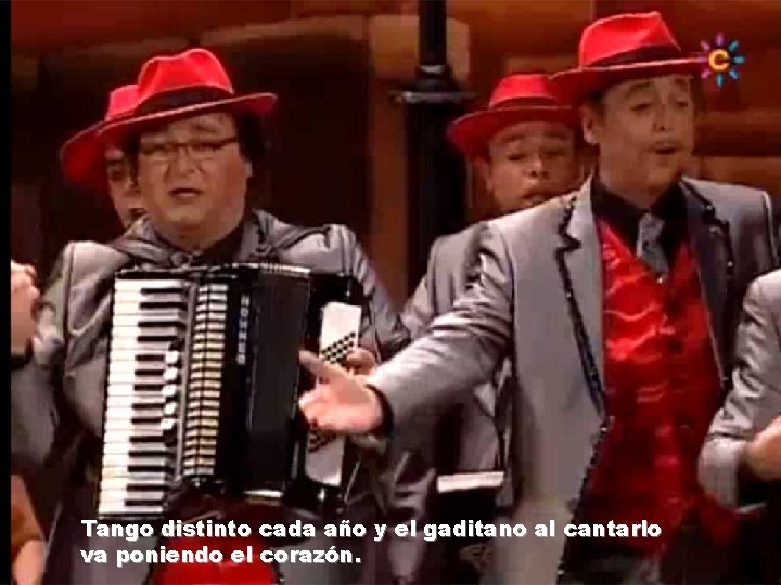 Tango distinto cada año y el gaditano al cantarlo va poniendo el corazón. 