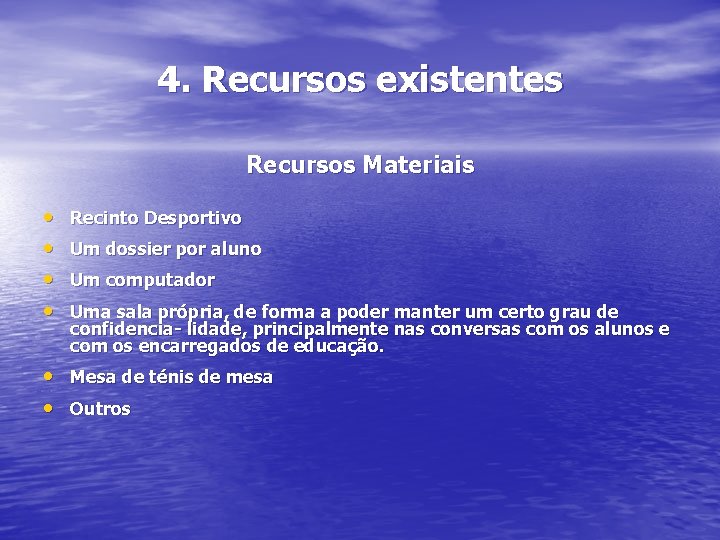 4. Recursos existentes Recursos Materiais • • Recinto Desportivo Um dossier por aluno Um