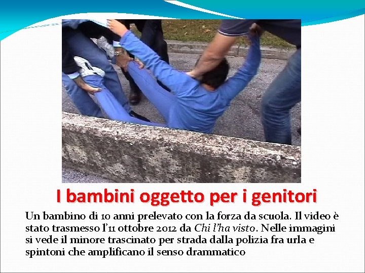I bambini oggetto per i genitori Un bambino di 10 anni prelevato con la I bambini oggetto per i genitori Un bambino di 10 anni prelevato con la