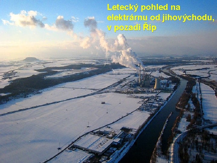 Letecký pohled na elektrárnu od jihovýchodu, v pozadí Říp 