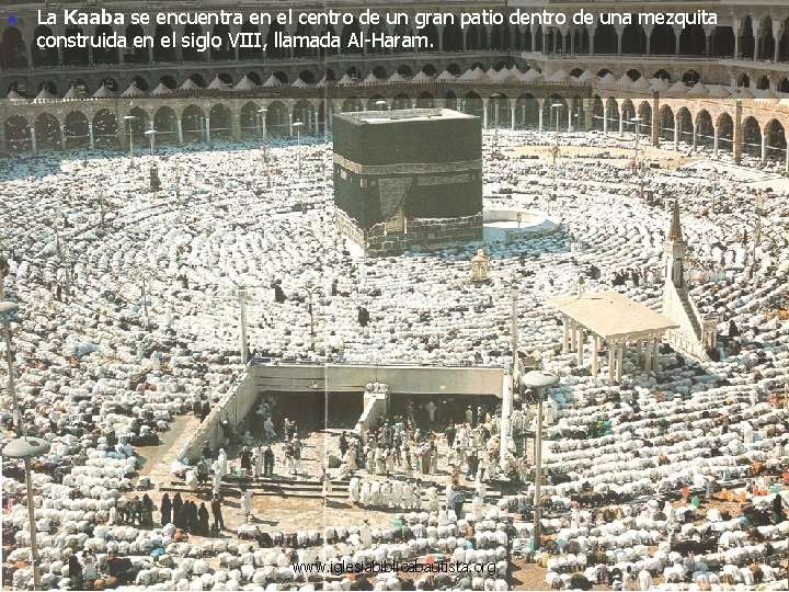 n La Kaaba se encuentra en el centro de un gran patio dentro de