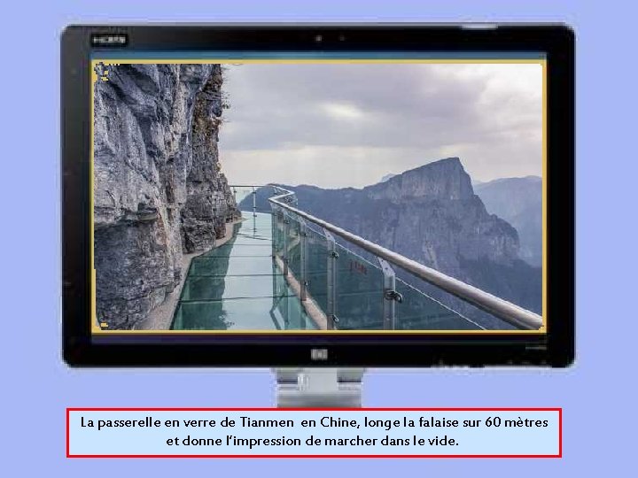 La passerelle en verre de Tianmen en Chine, longe la falaise sur 60 mètres