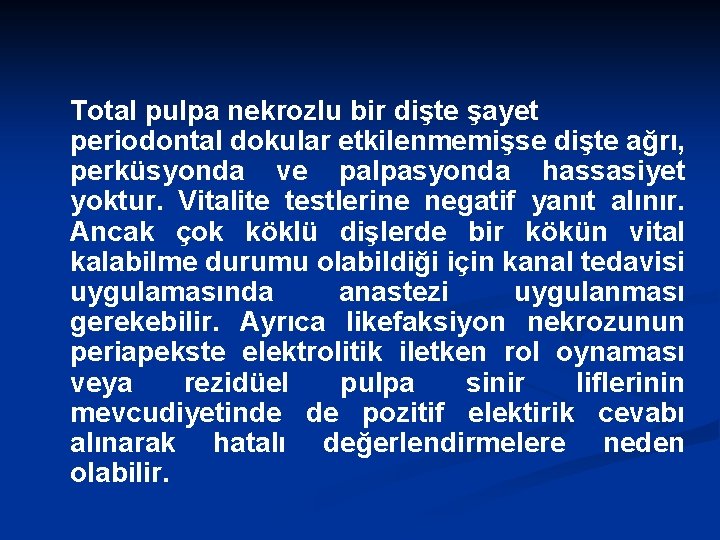 Total pulpa nekrozlu bir dişte şayet periodontal dokular etkilenmemişse dişte ağrı, perküsyonda ve palpasyonda