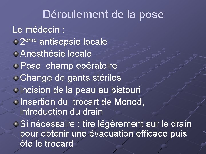 Déroulement de la pose Le médecin : 2ème antisepsie locale Anesthésie locale Pose champ