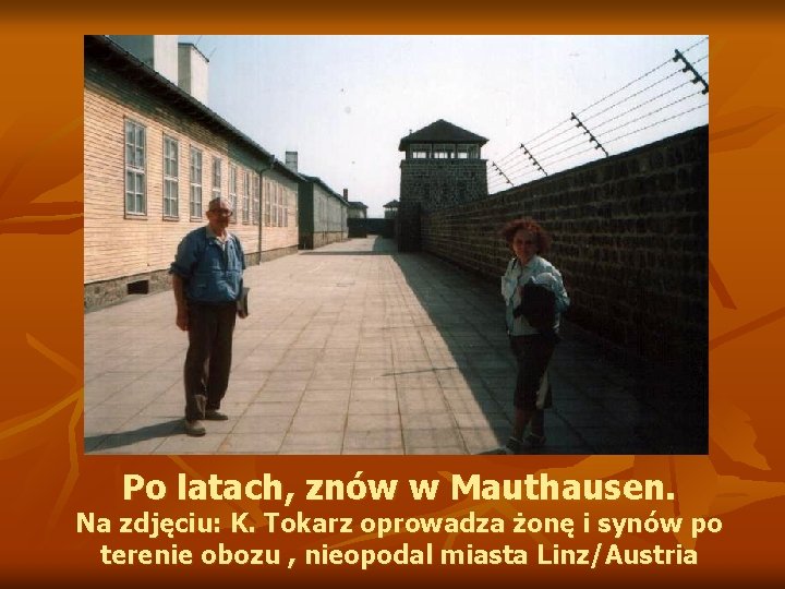 Po latach, znów w Mauthausen. Na zdjęciu: K. Tokarz oprowadza żonę i synów po