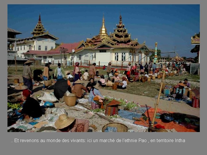 . . Et revenons au monde des vivants: ici un marché de l’ethnie Pao