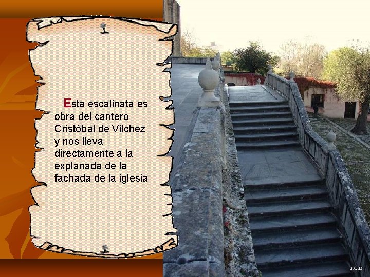 Esta escalinata es obra del cantero Cristóbal de Vilchez y nos lleva directamente a