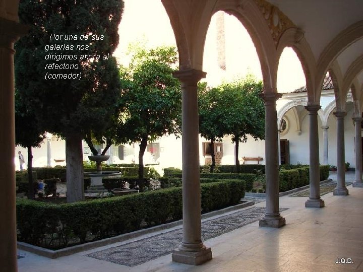 Por una de sus galerías nos dirigimos ahora al refectorio (comedor) Por una de sus galerías nos dirigimos ahora al refectorio (comedor)