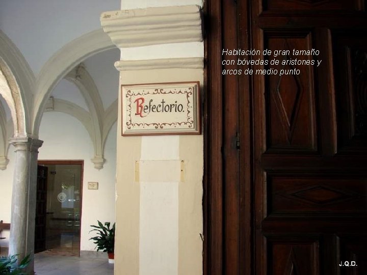 Habitación de gran tamaño con bóvedas de aristones y arcos de medio punto 