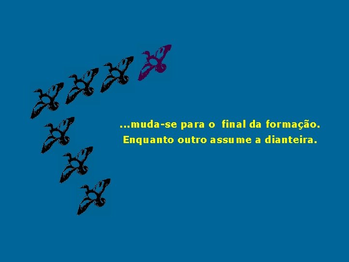 . . . muda-se para o final da formação. Enquanto outro assume a dianteira.