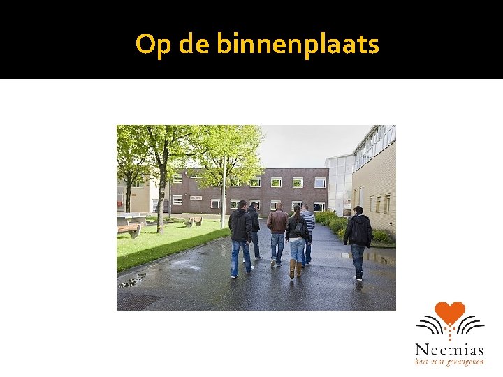 Op de binnenplaats 