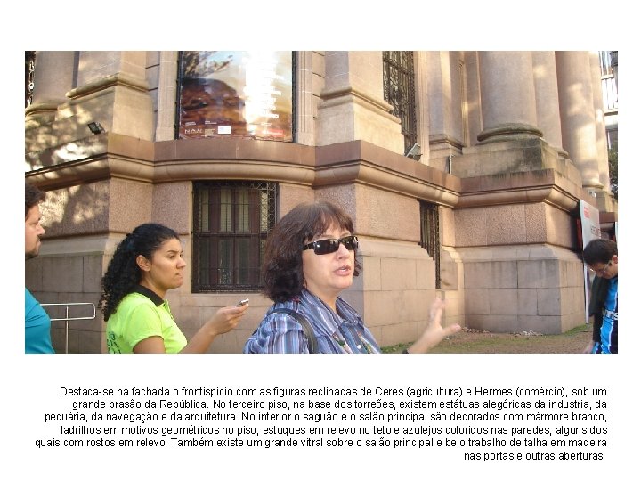 Destaca-se na fachada o frontispício com as figuras reclinadas de Ceres (agricultura) e Hermes