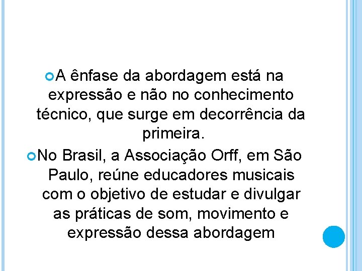  A ênfase da abordagem está na expressão e não no conhecimento técnico, que