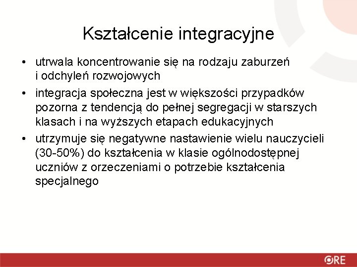 Kształcenie integracyjne • utrwala koncentrowanie się na rodzaju zaburzeń i odchyleń rozwojowych • integracja