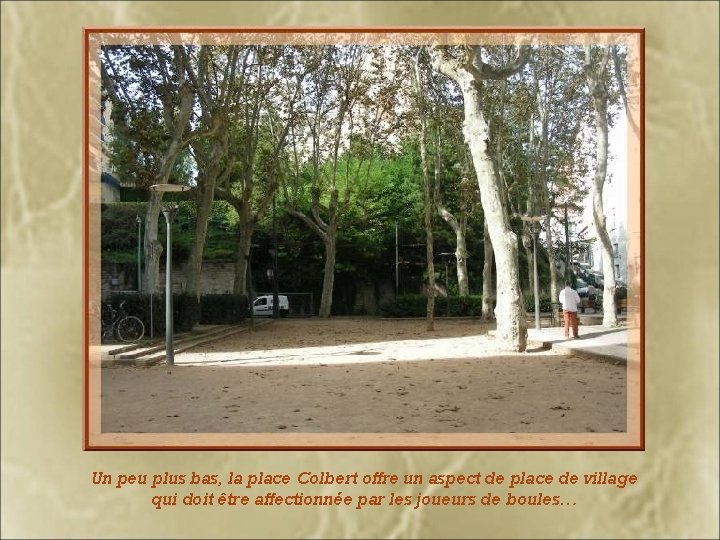 Un peu plus bas, la place Colbert offre un aspect de place de village