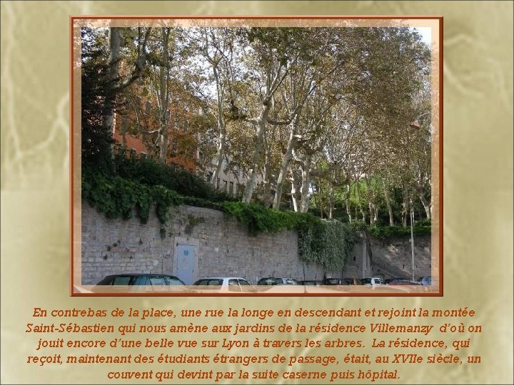 En contrebas de la place, une rue la longe en descendant et rejoint la