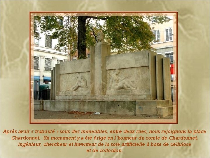 Après avoir « traboulé » sous des immeubles, entre deux rues, nous rejoignons la