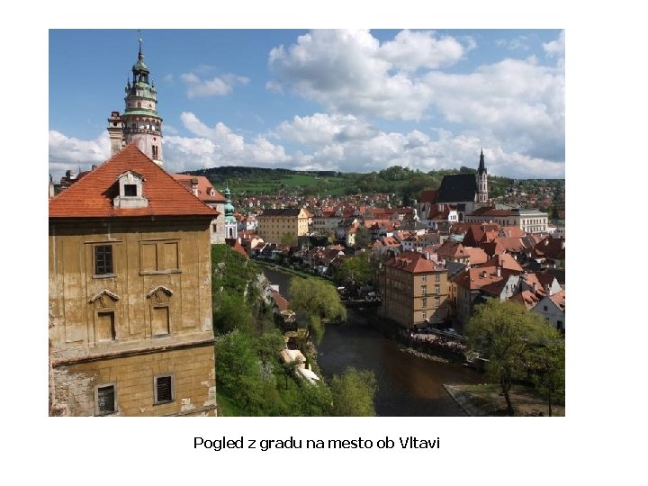 Pogled z gradu na mesto ob Vltavi 