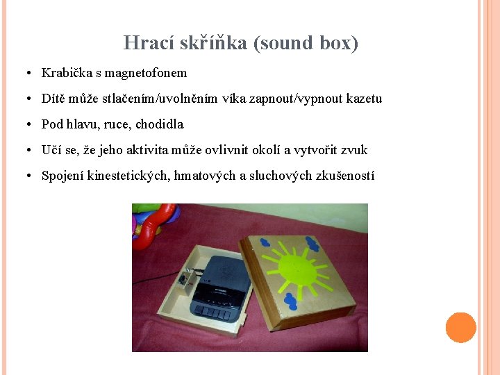 Hrací skříňka (sound box) • Krabička s magnetofonem • Dítě může stlačením/uvolněním víka zapnout/vypnout