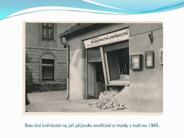 Bourání knihtiskárny při příjezdu sovětské armády v květnu 1945. 