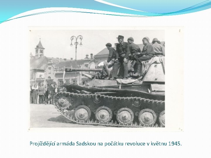 Projíždějící armáda Sadskou na počátku revoluce v květnu 1945. 