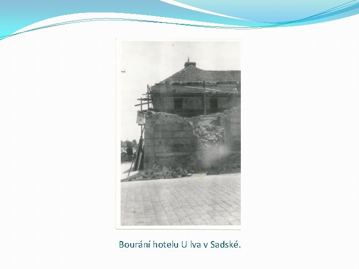 Bourání hotelu U lva v Sadské. 