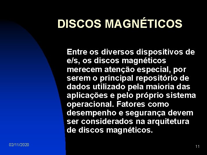 DISCOS MAGNÉTICOS Entre os diversos dispositivos de e/s, os discos magnéticos merecem atenção especial,