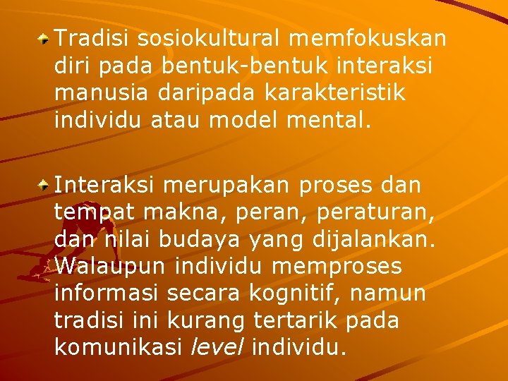 Tradisi sosiokultural memfokuskan diri pada bentuk-bentuk interaksi manusia daripada karakteristik individu atau model mental.