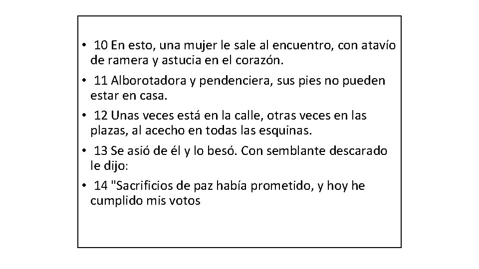  • 10 En esto, una mujer le sale al encuentro, con atavío de