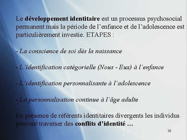 Le développement identitaire est un processus psychosocial permanent mais la période de l’enfance et